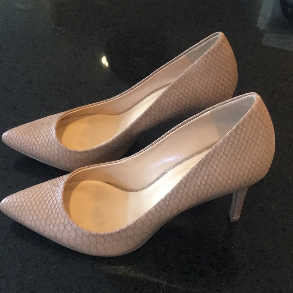 Jessica Simpson Size 8 Taupe snakeskin stilettos.